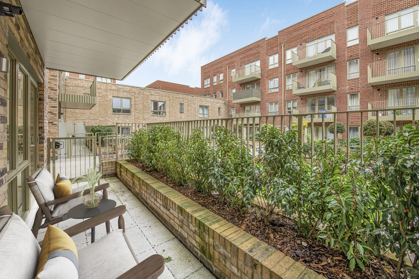 vistry_west_-_south_oxhey_central_flat_1__5_staged-min